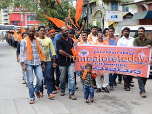 Hindu outfits protest against arrest of Togadia, Singhal